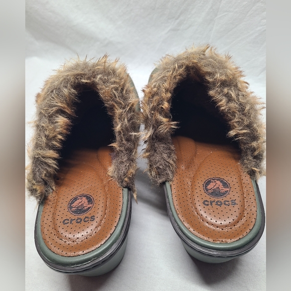 Crocs Cobbler lined Suede Leather Clogs Size 7 Dust Olive/Mahogany Faux Fur - Picture 4 of 12